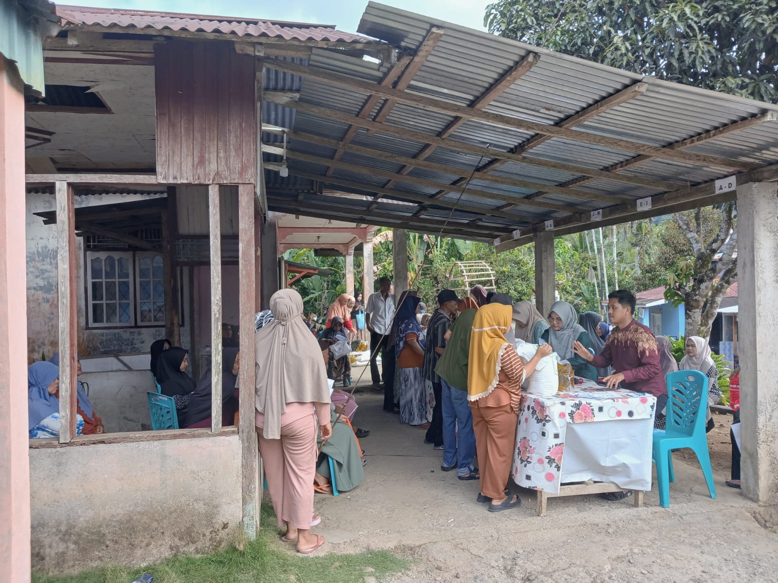 Pemerintah Nagari Simpang Utara Salurkan Bantuan Pangan kepada 732 KPM